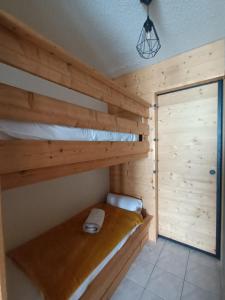 Våningssäng eller våningssängar i ett rum på appartement montagne- le petit Chaillol