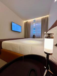 Cette chambre comprend un grand lit et une télévision à écran plat. dans l'établissement Golden Lisbon Hotel, à Lisbonne