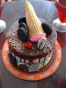 um bolo com um cone de gelado em cima em Misti em Tarapoto