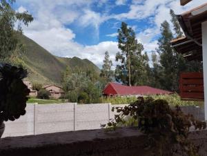 une clôture devant une maison avec une montagne dans l'établissement Chullpa's House, à Urubamba