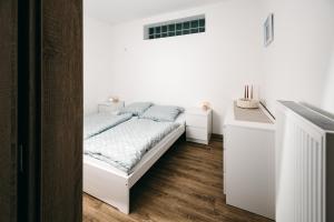 Postel nebo postele na pokoji v ubytování Byt 21 v Rezidenci Bílý lev na náměstí