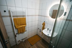 Koupelna v ubytování Byt 21 v Rezidenci Bílý lev na náměstí + 37 fotografií