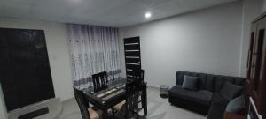 sala de estar con sofá y silla en Suite en el centro de Moyobamba en Moyobamba