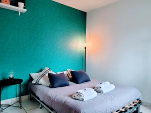 Una habitación con una cama con toallas. en Cosy Case between Disney and Paris, en Champs-Sur-Marne