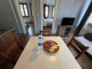 - une table avec un gâteau et une bouteille d'eau dans l'établissement Gulhane Hotel Old City, à Istanbul