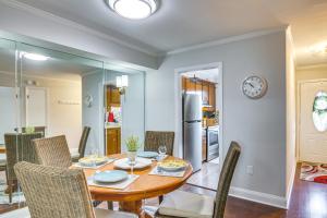 オーガスタにあるComfy Augusta Condo with Deck about 4 Mi to Olde Townのテーブルと椅子のあるダイニングルーム