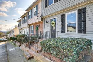 オーガスタにあるComfy Augusta Condo with Deck about 4 Mi to Olde Townの玄関の御殿