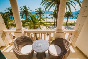 balcone con palme e vista sull'oceano di Hotel Astoria a Tivat