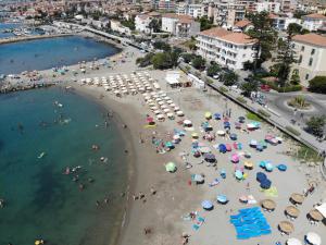 una vista aérea de una playa con personas y sombrillas en Cicolombo, en Santo Stefano al Mare