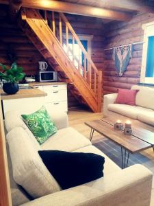 - un salon avec un canapé et une table dans l'établissement Tirtsu puhkemaja, 