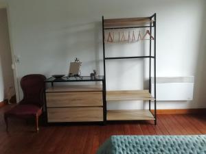 a room with a desk and a chair and a desk and a chair at Gîtes de la chapelette in Péronne