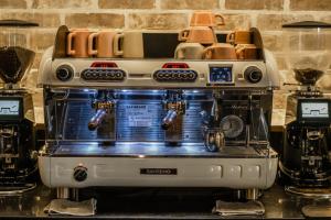 Una cafetera espresso sentada en la parte superior de un mostrador en Hotel Boutique Naura Centro, en Oaxaca City