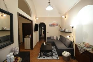 uma sala de estar com um sofá e uma mesa em Casa 4 Archi em Lentini