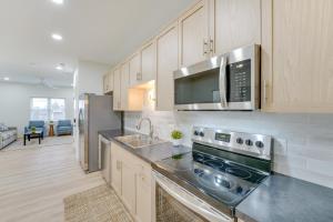 A kitchen or kitchenette at St Clair Apartment - Walk to River and Boardwalk!