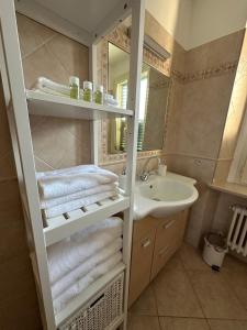 a bathroom with a sink and a mirror and towels at Terrazza su Tocco in Tocco da Casauria