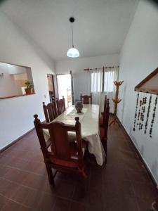 Un comedor con mesa y sillas en La Evelia, en Salta
