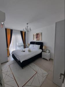 ein Schlafzimmer mit einem großen Bett in einem Zimmer in der Unterkunft Luxury Apartment Mahmutlar in Mahmutlar