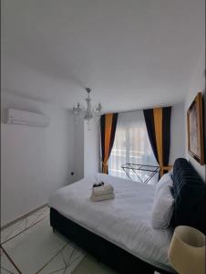 Schlafzimmer mit einem großen Bett und einem Fenster in der Unterkunft Luxury Apartment Mahmutlar in Mahmutlar