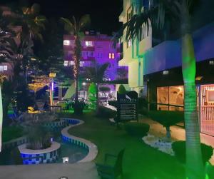 Blick auf ein Resort in der Nacht mit Lichtern in der Unterkunft Luxury Apartment Mahmutlar in Mahmutlar