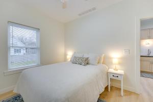 ein weißes Schlafzimmer mit einem Bett und einem Fenster in der Unterkunft St Clair Apartment Near St Clair City Boat Harbor! in Marysville