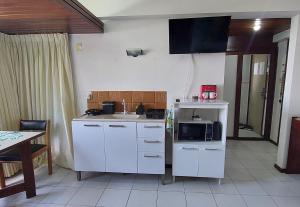 uma cozinha com um lavatório e um micro-ondas em Apart-Hotel em Tambaú - Super Central com Vista Mar - Ap.113 em João Pessoa