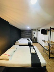 uma cama grande num quarto com dois colchões em Hotel Panorama Medellín em Medellín