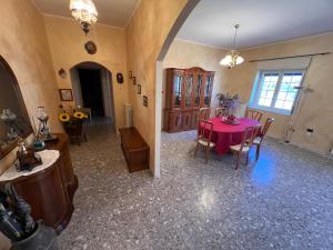 una sala da pranzo con tavolo e sedie viola di Central House a Castel di Sangro