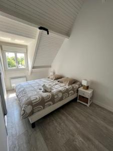um quarto com uma cama grande num sótão em Maison des Artistes de Barbizon em Barbizon