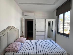 1 dormitorio con 1 cama con 2 almohadas en Résidence Boutique XV Alanya Bay, Vue exceptionnelle sur Mer, en Kargicak