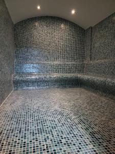 y baño alicatado con ducha y bañera. en Résidence Boutique XV Alanya Bay, Vue exceptionnelle sur Mer, en Kargicak