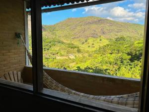 una ventana con vistas a una montaña en Eco Flat 322 - Hotel Fazenda Pedra do Rodeadouro, en Bonito
