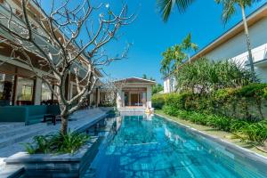 una piscina en el patio trasero de una villa en Tận hưởng Biệt thự 5 phòng ngủ với hồ bơi riêng biệt en Da Nang