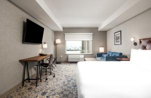 TV a/nebo společenská místnost v ubytování Four Points by Sheraton Kelowna Airport
