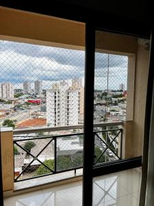 una ventana abierta con vistas a la ciudad en Flat 1209 - Conforto Parque Areião, en Goiânia