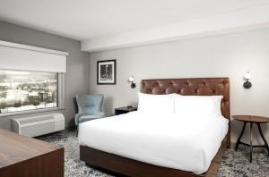 Postel nebo postele na pokoji v ubytování Four Points by Sheraton Kelowna Airport