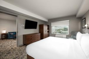 Postel nebo postele na pokoji v ubytování Four Points by Sheraton Kelowna Airport