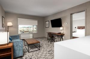 TV a/nebo společenská místnost v ubytování Four Points by Sheraton Kelowna Airport