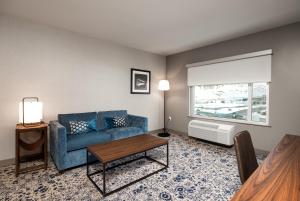Posezení v ubytování Four Points by Sheraton Kelowna Airport