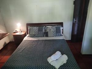 Una cama con dos toallas encima. en Chalé em Itaocaia Valley Itaipuaçu Maricá RJ, en Maricá