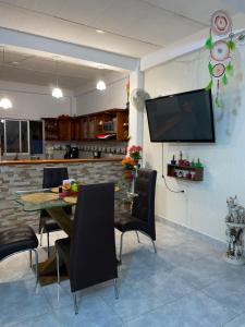 Μια τηλεόραση ή/και κέντρο ψυχαγωγίας στο casa amoblada, Doradal Antioquia, Santorini colombiano