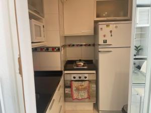 Η κουζίνα ή μικρή κουζίνα στο Apartamento en Santos Dumont +3 φωτογραφίες