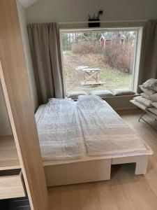 Postel nebo postele na pokoji v ubytování Eget hus anno 2024 Danderyd, 15min till STHLM city