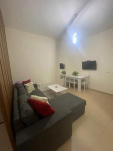 salon z kanapą i stołem w obiekcie Chlo apartment 4 Tirane w Tiranie