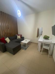 ein Wohnzimmer mit einem Sofa und einem Tisch in der Unterkunft Chlo apartment 4 Tirane in Tirana