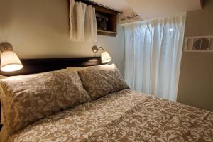 Säng eller sängar i ett rum på 1 bedroom basement apartment with free parking
