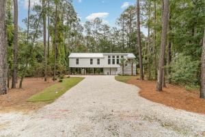 En have udenfor Bright Modern 4 Bdrm House Near Beach Pet Friendly