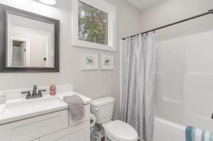 Et badeværelse på Bright Modern 4 Bdrm House Near Beach Pet Friendly + 27 billeder