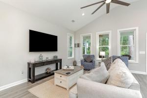 Et tv og/eller underholdning på Bright Modern 4 Bdrm House Near Beach Pet Friendly