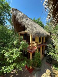 une petite maison avec un toit de paille dans l'établissement Casa AVA, à Mazunte