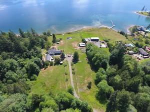 Vue aérienne d'une maison sur une île dans l'eau dans l'établissement Oceanfront Studio/Loft: Alpacas, Oysters & Kayaks, à Shelton